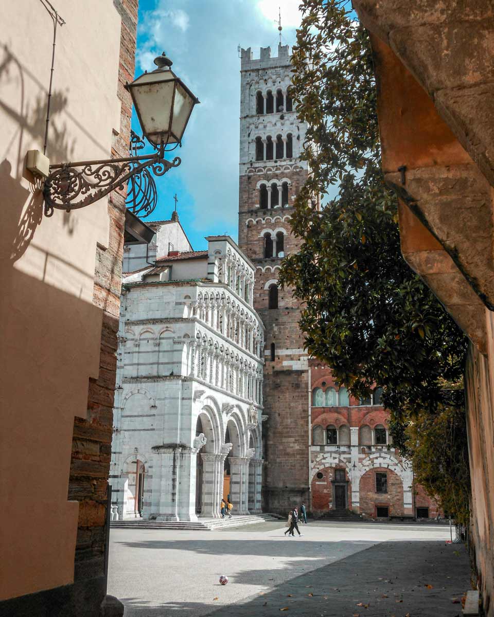 lucca centro città chiesa